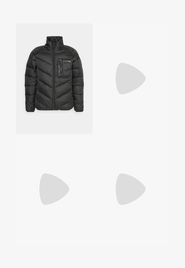 Sort quiltet pufferjakke med høj krave, frontlynlås, lynlåslomme på brystet og logo-patch på brystlommen.; Rundhals kortærmet t-shirt i ensfarvet hvid, lavet af blød bomuld, har et simpelt design uden synlige mønstre eller detaljer.; Sorte denim jeans med lige ben-design, fem-lomme stil og metalknaplukning. Glat tekstur og ensartet farve hele vejen igennem.; Hvide Nike Air Max 90 sneakers med en overdel i mesh og læder, perforeret tåboks og en synlig luftenhed i hælen.