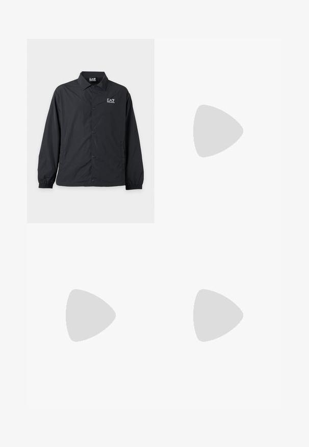 Chaqueta negra ligera con botones, cuello, puños elásticos y logo blanco EA7 Emporio Armani en el pecho izquierdo.; Sudadera negra de mezcla de algodón, con cuello redondo, mangas largas, puños acanalados y un logotipo blanco de MSGM en el pecho.; Pantalones negros de corte ajustado con trabillas para cinturón, cierre de botón y bolsillos delanteros, mostrados planos sobre un fondo gris claro.; Zapato de vestir negro de cuero con cordones, suela gruesa y acanalada y tacón bajo mostrado sobre fondo blanco.