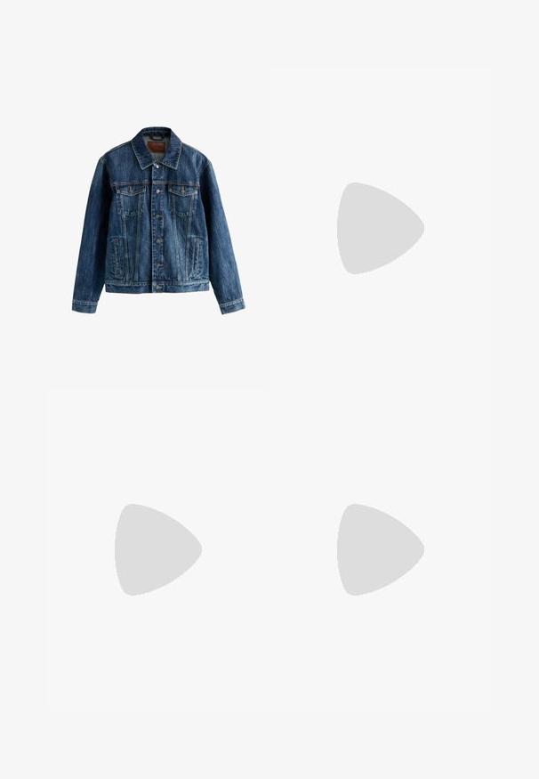Klassische blaue Jeansjacke mit Knopfleiste vorne, zwei Brusttaschen mit Knöpfen und zwei Seitentaschen, dargestellt auf weißem Hintergrund.; Himmelblaue Jeanshemd mit langen Ärmeln, Kragen und weißen Knöpfen, präsentiert vor einem schlichten weißen Hintergrund.; Dunkelblaue Jeans aus Denim mit geradem Schnitt, Fünf-Taschen-Design, metallischen Komponenten und kontrastierenden orangen Nähten. Glatte Textur, keine sichtbaren Muster.; Braune Leder-Ankle-Boots mit runder Zehenpartie, Schnürdesign, kontrastierendem Absatz und Laufsohle sowie geprägtem Logo an der Seite.