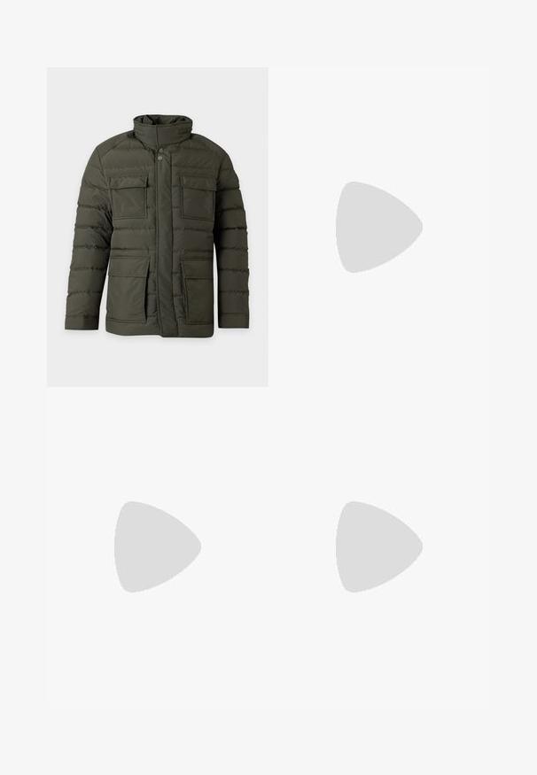 Veste matelassée vert foncé avec col montant, boutons-pression devant, fermeture éclair et quatre poches à rabat à l'avant.; Polo à manches longues gris foncé avec texture côtelée, col classique et patte de boutonnage à trois boutons. Design simple, fabriqué à partir d'un tissu doux.; Pantalon blanc taille haute à jambes larges avec coutures devant, passants de ceinture, fermeture par bouton et poches latérales sur fond uni.; Botte de cheville en cuir noir avec bout rond, panneaux latéraux élastiques et dos texturé. Elle dispose d'une semelle en caoutchouc plate et d'une languette de traction.