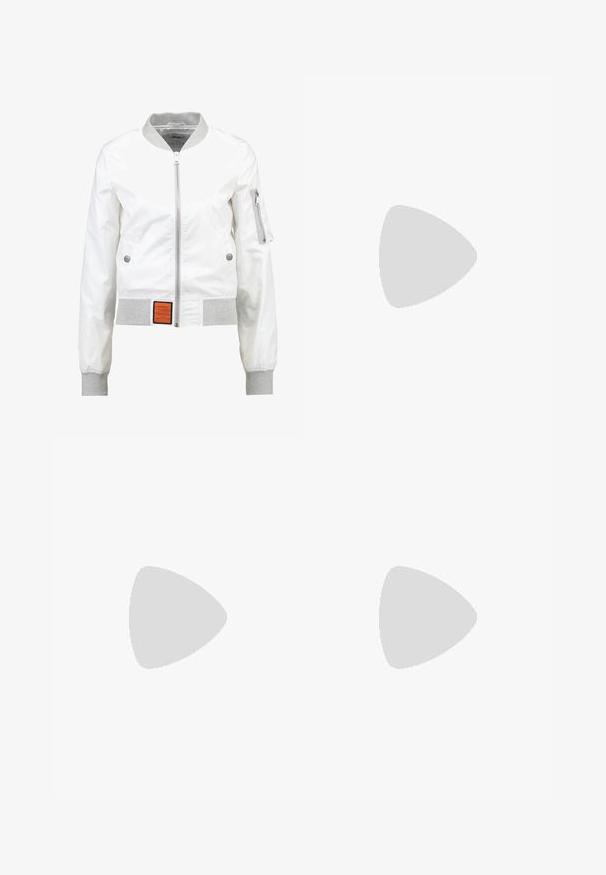 Bombers M1 FEMME - Bomberjacks - white; Witte katoenen T-shirt met korte mouwen, een ronde hals en een relaxte pasvorm, met een gladde textuur en zonder zichtbare patronen.; Witte linnen broeken met een relaxte pasvorm, elastische tailleband en trekkoord. Voorzien van twee zijzakken en een gladde textuur.; Zilveren metallic sandaal met twee verstelbare banden, kurken voetbed en witte zool. Gladde bovenkant met een glanzende afwerking.