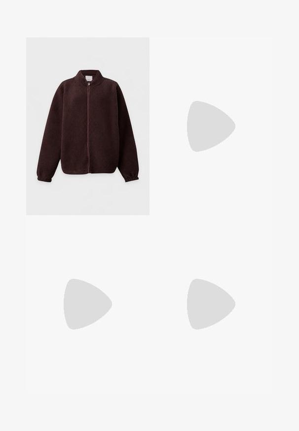 Mørkebrun fleecejakke med fuld lynlås, høj krave og elastiske manchetter, vist på en ensartet lys baggrund.; Cremefarvet kortærmet t-shirt med rund halsudskæring med "Tommy Hilfiger, Co. Los Angeles, CA USA" i rød tekst foran og lille logo på venstre ærme.; Sorte slim-fit jeans lavet af strækbart denim, med en frontlukkedrag og bælteløkker, samt fem lommer med en glat overflade.; Beige lavt skindesko med tyk sål, perforeret tå, lyserød hælkant og mørkebrune snørebånd på ensfarvet lysegrå baggrund.