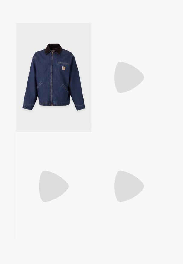 Chaqueta de mezclilla azul oscuro con cremallera frontal, cuello negro, dos bolsillos laterales, bolsillo en el pecho con cremallera y un pequeño parche con el logo de Carhartt en marrón y blanco.; Camiseta de algodón negra con una letra "G" en estilo metálico brillante y burbujas en tonos de azul. Tienes mangas cortas y un ajuste clásico.; Pantalones negros de una tela texturizada, con una cintura alta, corte holgado y bolsillos frontales con herrajes de botón a presión en tono plateado.; Botín de cuero marrón con ojales de metal, forro de piel sintética blanca, cuello acolchado negro, suela resistente y logotipo en relieve en el costado.