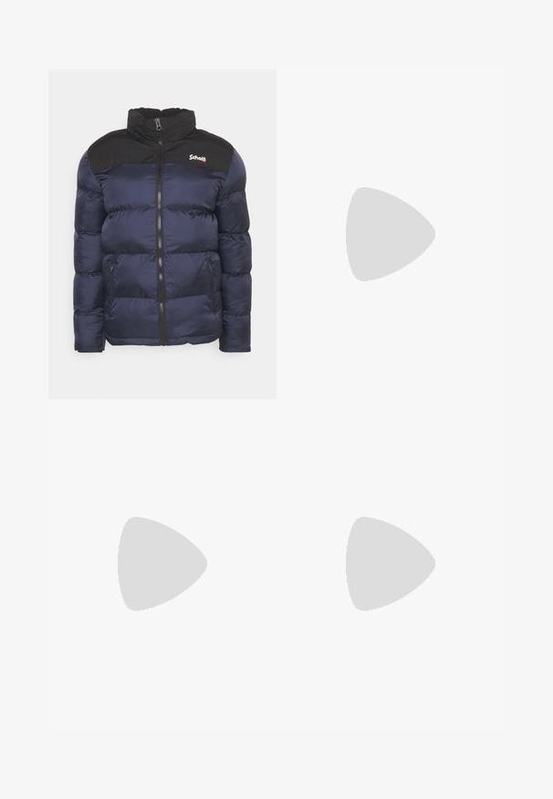 Doudoune bleu marine et noire avec fermeture éclair à l’avant, col montant, poches latérales zippées et petit logo Schott sur la poitrine.; Pull à col roulé blanc avec des manches longues, fabriqué en tissu lisse. Présente un design ajusté et des poignets et un ourlet côtelés. Pas de motifs ni d'accents.; Pantalons noirs en tissu lisse, avec une coupe droite, des passants de ceinture et deux poches latérales. Look classique sans embellissements.; Baskets Nike Air Force 1 en noir et blanc avec un dessus en cuir, orteil perforé et détail de semelle texturée, portées avec un pantalon beige retroussé et des chaussettes blanches.