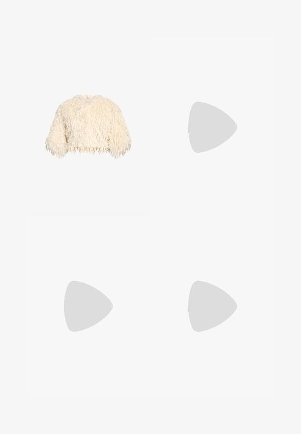 Crèmekleurige lange mouwen nepbontjas met V-hals en een harige textuur, afgebeeld tegen een witte achtergrond.; Naaktkleurige jurk met pailletten, een V-hals, dunne bandjes, een aansluitend silhouet en een zijsplit, met een glinsterende textuur en fijne details.; Beige slingback hoge hak schoen met een spitse neus, voorzien van een gaasontwerp versierd met metalen studs en een slanke hak.; Clutch in goudkleurige strikvorm, bedekt met transparante kristallen, met een ingewikkeld lattice-ontwerp en een gouden kettingriem.