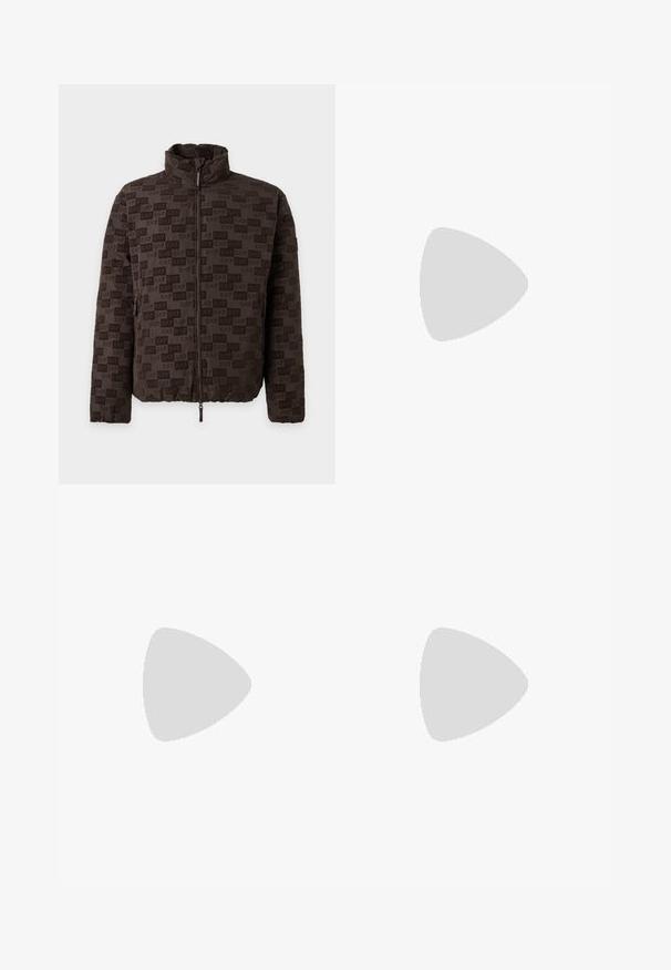 Brun polstret jakke med fuld lynlås foran og gentaget EA7 logo mønster over det hele, med opretstående krave og lange ærmer.; Blå kortærmet polo med krave, to-knaps lukning og et diskret Armani Exchange-logo på venstre bryst.; Mørkeblå sweatpants med elastisk talje og manchetter. Har et lille hvidt logo på venstre ben. Fremstillet af et blødt, strækbart materiale.; Hvide sneakers i lav model og læder med rund snude, flade snørebånd, tekstureret sål og diskret guldfarvet logo på siden. Glat overflade og minimalistisk design.