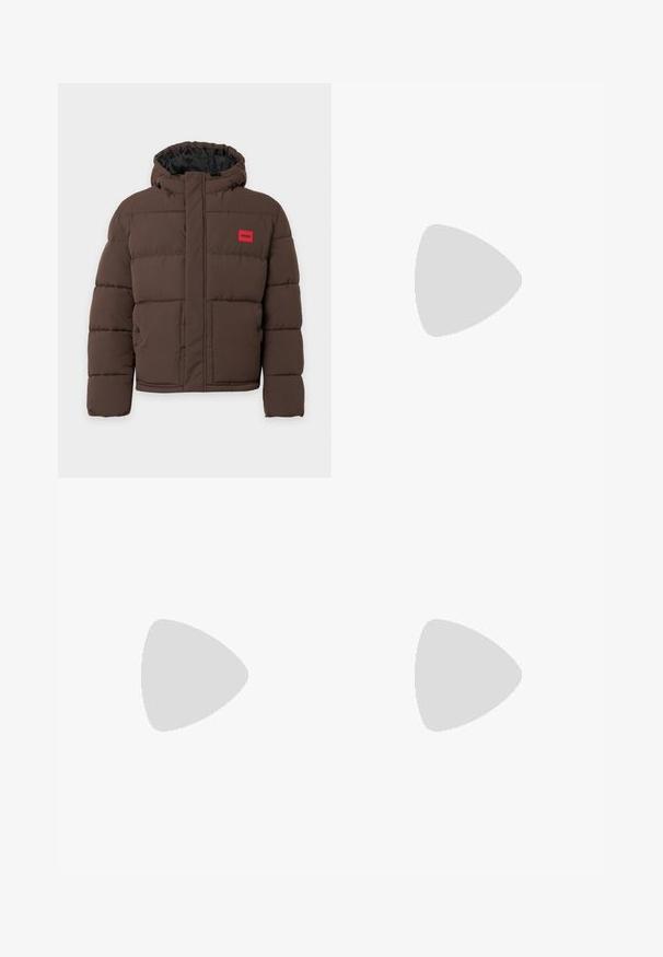 Veste matelassée marron avec capuche, fermeture éclair avant recouverte d'un rabat, deux poches avant avec boutons, et écusson logo Hugo rouge sur la poitrine.; Pull ras du cou bleu marine en tissu doux. Comprend des manches longues, des poignets côtelés, et un petit logo embossé sur le devant.; Pantalon cargo beige en tissu résistant, avec une coupe décontractée, des poches latérales et une fermeture par bouton à la taille.; Chaussure habillée en cuir noir brillant avec un petit talon, fermeture à lacets et bout rond, vue de côté sur un fond uni et clair.