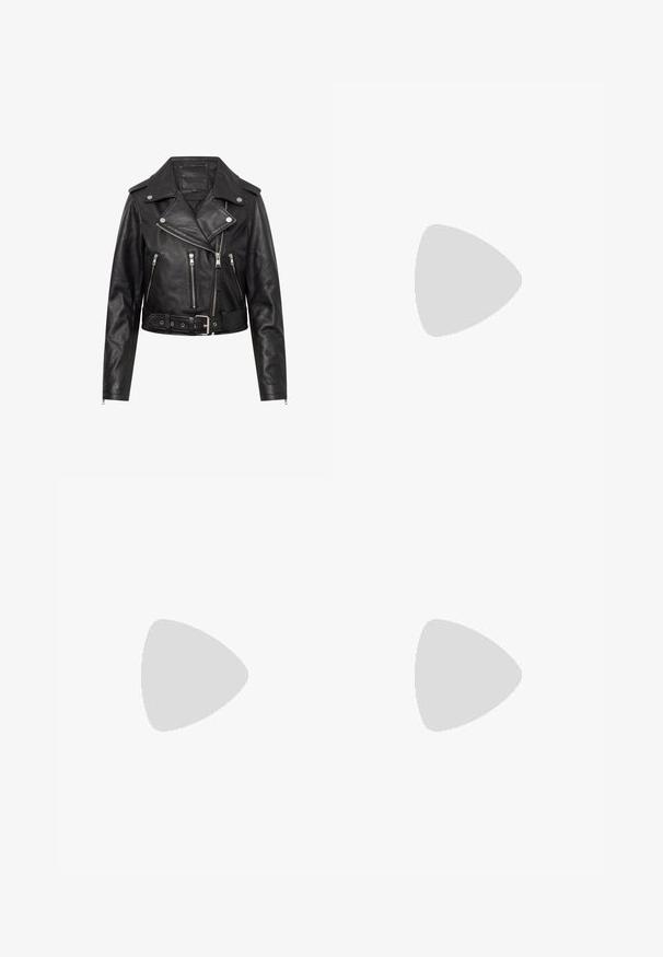 Schwarze Leder-Bikerjacke mit asymmetrischem Reißverschluss, drei Reißverschlusstaschen, Druckknopfkragen, Schulterklappen und tailliertem Gürtel.; Schwarzes, durchscheinendes Oberteil mit einem strukturierten, geschichteten Design, das horizontale Schnitte aufweist. Das Material wirkt leicht und zeigt dezente Farbvariationen.; Rote karierte Skinny Jeans mit einer taillierten Passform, die gelbe und schwarze Linien aufweisen, einem Knopfverschluss und klassischen Fronttaschen.; Schwarze Leder-Stiefel bis zum Knöchel mit einer klobigen Sohle, Schnallen- und Riemenakzenten sowie einer strukturierten Oberfläche. Verfügt über eine Zuglasche für einfaches An- und Ausziehen.