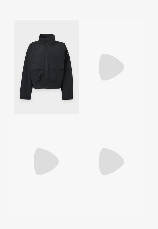 Sort lynlåsskjortejakke med høj krave og to store forlommer med klap, vist mod en ensfarvet hvid baggrund.; Sort bomulds T-shirt med rund hals. Har hvid tekst, inklusive japanske tegn og "Slurp Away," på venstre brystområde.; Sorte cargo bukser med en afslappet pasform, der har cargolommer på siderne, snøre i kanten og en knaplukning i taljen.; Sorte sneakers med en chunky design, der har en tekstureret overdel, mesh-paneler og tyk gummisål. Reflekterende snørebånd og branddetaljer er synlige.
