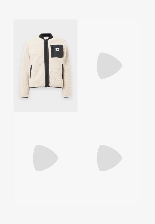 Beige fleecejakke med sort lynlås og lomme. Har en blød tekstur, ribbet krave og elastiske manchetter. Inkluderer en logo-patch på brystet.; Hvid T-shirt med korte ærmer og rund hals, med en lille farverig Dickies-logo placeret midt på brystet mod en ensfarvet baggrund.; Denim blyantskirt i mørkeblå, med frontlukning med knapper, lodrette sømdetaljer og en klassisk kant.; Hvide og sølv Nike sneakers med mesh-stof, reflekterende detaljer og en beige sål. Bæres med sorte sokker og står på en blå overflade.