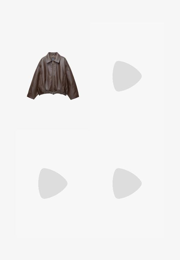 Donkerbruine leren jas met kraag, rits aan de voorkant, zijzakken en een bijpassende leren riem in de taille.; Groene geribde trui met een bootcollar, cropped ontwerp en lange mouwen met gouden knopen aan de linkerkant.; Donkerblauwe denim wijduitlopende jeans met een hoge taille, vijf zakken, contrasterende stiksels en zilveren metalen hardware. Gladde textuur en een nette afwerking.; Tan suède enkellaarsjes met bruine leren accenten, gouden oogjes en een getextureerde zool. Witte sokken zichtbaar boven de laarsjes.