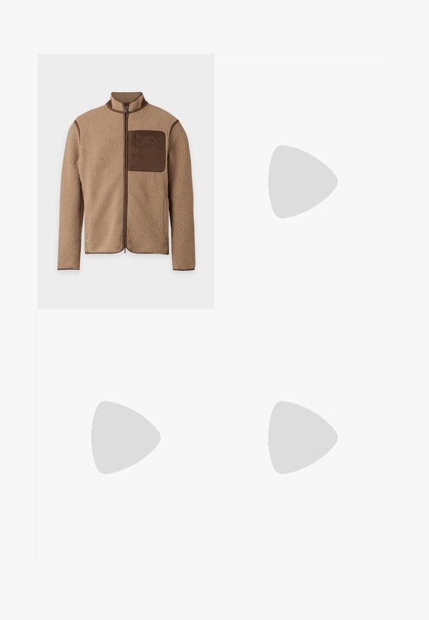 Veste polaire beige avec fermeture éclair frontale complète, passepoil marron et une poche poitrine marron avec un logo circulaire.; T-shirt jaune clair à manches courtes avec un petit logo zèbre multicolore sur la poitrine gauche et une étiquette noire à l’intérieur du col.; Jean en denim bleu avec une légère patte d'éléphant, fermeture avant par bouton et fermeture éclair, et poches avant et arrière.; Baskets basses en cuir marron foncé avec lacets sur le devant et semelle en caoutchouc couleur crème, vues de côté extérieur sur fond blanc.