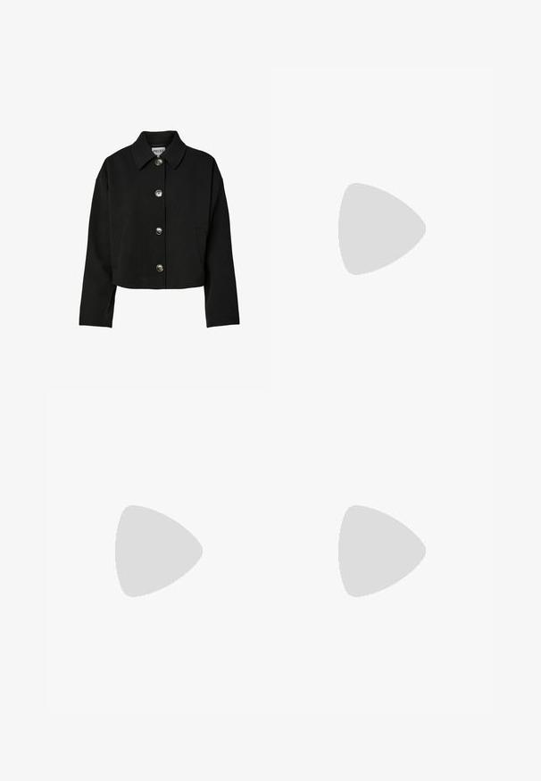 Zwarte cropped jas met lange mouwen, vier knopen aan de voorkant, zijzakken en een brede kraag.; Beige coltrui met zwarte horizontale strepen. Kenmerken zijn drop shoulders, geribbelde manchetten en een ontspannen fit. Zachte gebreide textuur.; Zwarte wijde broek van gladde stof, met een ritssluiting aan de voorkant en twee plooien voor extra detail. Over het geheel een nauwkeurige pasvorm.; Witte Adidas Samba sneaker met zwarte strepen en gumzool, zwevend boven gestructureerde grijze betonnen treden.