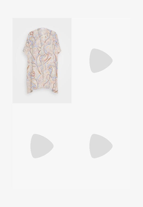 Kimono de manga corta con un patrón de paisley en beige, azul y óxido. Tejido ligero, abertura frontal y corte relajado.; Top de tirantes blanco con textura acanalada, cuello redondo y diseño sin mangas, con un dobladillo recto y una textura suave y elástica.; Even&Odd Pantalones - blue; Sandalia beige tipo slip-on con parte superior texturizada, correas ajustables con hebilla y una suela gruesa y acolchada. Diseño liviano adecuado para uso casual.