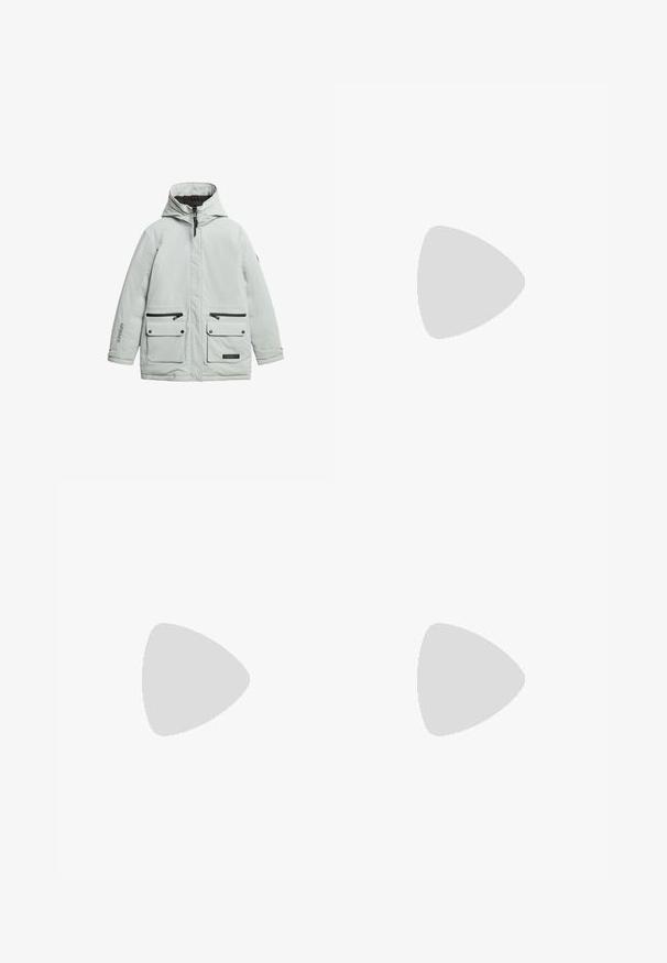 Lichtgrijze geïsoleerde jack met een capuchon, een ritssluiting aan de voorkant, twee zijzakken en een logo op de mouw. Glad materiaal met een strakke uitstraling.; Denim polo jurk in lichtblauw, met een kraag, korte mouwen, een vierknops sluiting en een zakje aan de linkerkant van de borst.; Zwarte suède sneaker met witte accenten en veters, uitgerust met een dikke witte zool en contrasterende stiksels, gecombineerd met een witte sok.; Kleine zwarte denim schoudertas met een gestrikte riem en ritssluiting, met een rood Levi's stoffen label aan de zijkant.