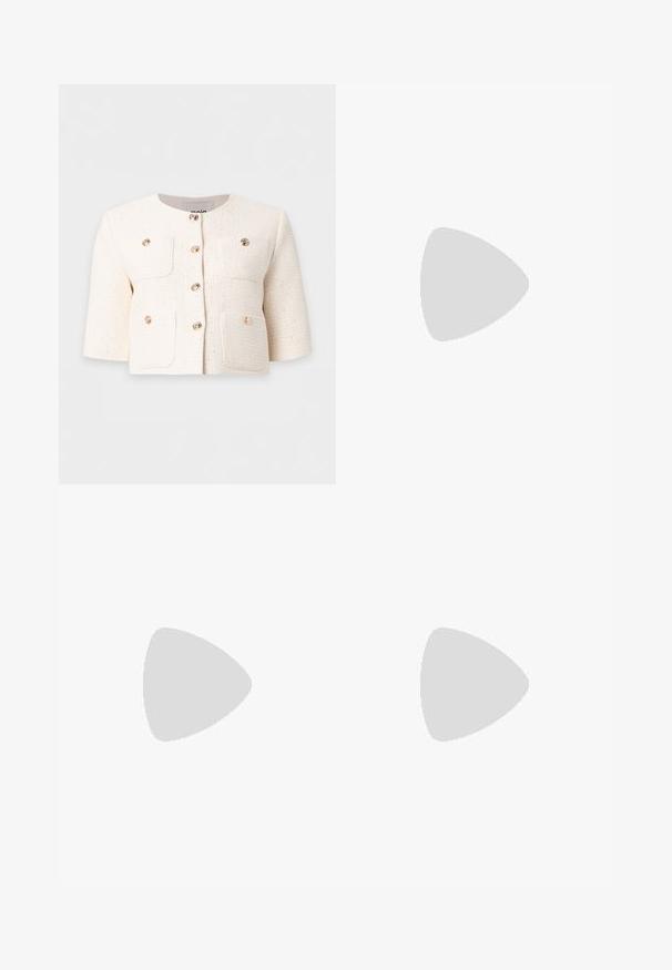 Veste courte à manches texturée couleur crème, col rond, six boutons dorés et quatre poches plaquées devant sur un fond uni.; Chemise à manches courtes rayée blanche et marine avec col rond, ornée de petits motifs floraux en perles blanches et vertes dispersés sur le tissu.; Jupe crayon en maille noire avec bordure blanche à la taille et à l'ourlet, comportant deux poches avant, chacune avec un bouton doré.; Chaussure plate Mary Jane noire avec des clous ronds dorés, une bride à boucle dorée et un petit charme doré suspendu à la bride.