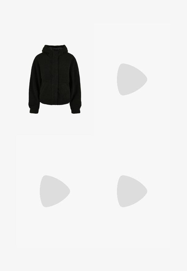 Veste polaire noire à capuche, manches longues, poches avant et fermeture éclair dissimulée.; T-shirt blanc avec l’inscription « POMODORO » en rouge, une grille bleue et une grappe de cinq tomates rouges à tiges vertes imprimées sur le devant.; Jean bleu taille haute à jambes droites, cinq poches, fermeture par boutons et légère décoloration subtile sur l'avant des cuisses.; Des sabots Crocs blancs présentent un design perforé, des semelles plates et des sangles de talon réglables, reposant sur une chaise en fil jaune contre un sol en bois.