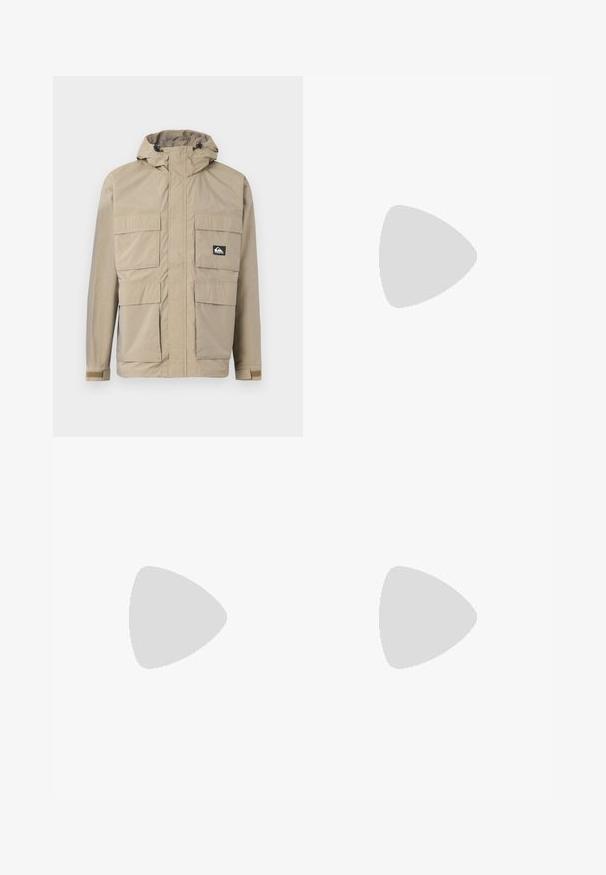 Chaqueta impermeable beige con capucha, con cierre de cremallera al frente, cuatro grandes bolsillos frontales y puños ajustables. Tejido texturizado con un patrón de cuadrícula.; Camiseta blanca de manga corta hecha de algodón. Diseño de cuello redondo con dobladillo curvado. Etiqueta visible en el lado inferior izquierdo. Textura suave.; Pantalones cargo verde oscuro con un corte relajado, cintura elástica, bolsillos cosidos y una textura de tela suave y ligera.; Zapatilla con una parte superior crema que combina texturas de malla y lisas, un acento marrón, suela en un tono amarillo claro y amortiguación de aire visible en el talón.