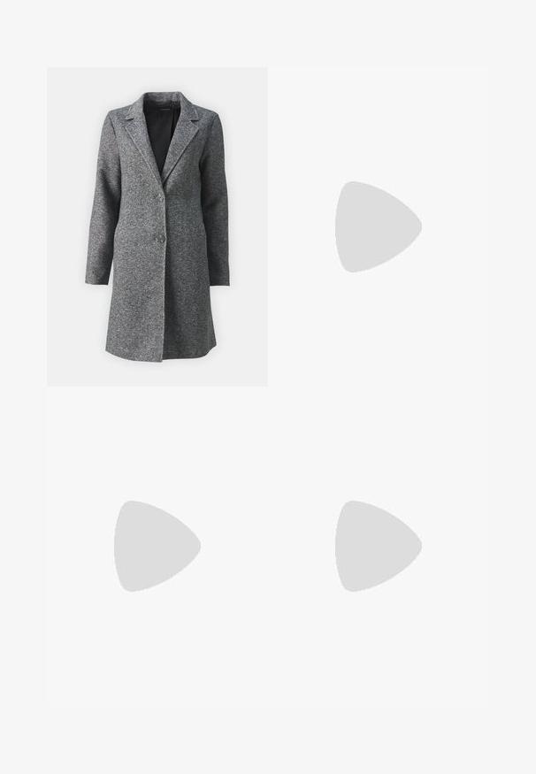 ONLY ONLSEDONA - Krátky kabát - dark grey melange; Kaffe KABETTY - Svetrík - grey melange; Šedé široké nohavice vyrobené z mäkkej tkaniny, s vysokým pásom, prednými záhybmi a diskrétnou značkou na páse.; Čierne kožené topánky Mary Jane so štvorcovou špičkou, so striebornou prackou a masívnym nízkym opätkom, umiestnené na lesklom striebornom pozadí.