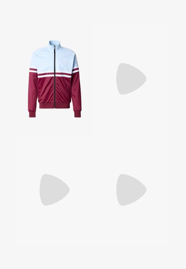 Veste zippée bleu clair et bordeaux avec des bandes blanches horizontales sur la poitrine et les manches, poignets côtelés et col montant.; T-shirt noir à manches longues en coton, avec un col rond et une coupe droite, présentant un petit logo sur la manche.; Jeans à jambe large en denim bleu foncé avec une légère texture décolorée. Comprend des poches arrière et un détail logo décoratif.; Mocassin en cuir noir avec semelle en caoutchouc épaisse et détail de talon marqué, présenté de profil sur fond blanc.