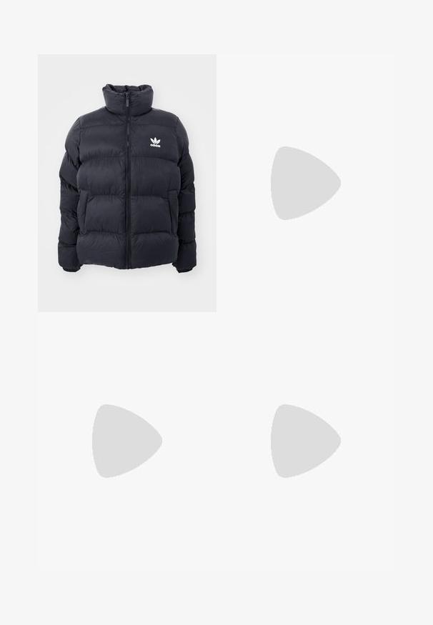 Chaqueta acolchada de color marino con cuello alto, cierre de cremallera y logo blanco de Adidas en el pecho. Presenta paneles cosidos y una textura suave y brillante.; Sudadera recortada de color gris claro con cuello alto y media cremallera. Presenta mangas sueltas y un pequeño logo blanco en el pecho. Material de mezcla de algodón.; Pantalones deportivos negros hechos de material ligero, con tres rayas verticales blancas y una cintura elástica con cordón.; Zapatillas deportivas en blanco y negro con un diseño elegante, suela de goma, cierre de cordones y tres franjas blancas en los lados.