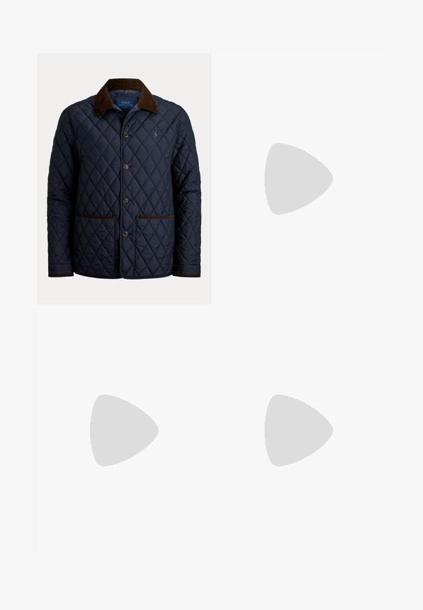 Marineblaue gesteppte Jacke mit braunem Cordkragen und Besatz, Knopfverschluss, zwei Vordertaschen und kleinem gesticktem Logo auf der Brust.; Langärmeliges kariertes Hemd in Weiß und Marineblau mit Button-Down-Kragen und kleinem, gesticktem Logo auf der linken Brust. Baumwollstoff.; Dunkelblaue Denim-Jeans mit fünf Taschen, Knopf- und Reißverschluss sowie sichtbaren goldenen Nähten, flach auf hellem Hintergrund dargestellt.; Brauner Wildleder-Pennyloafer mit niedrigem Absatz und sichtbarer Naht an Zehen-, Seiten- und Rückbereich, dargestellt auf hellem, einfarbigem Hintergrund.