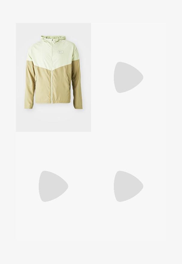 Letvægtsjakke med hætte, med en lys grøn overdel og en tan undersektion. Lavet af glat, vandafvisende materiale med lynlåslukning.; Lyseblå bomulds t-shirt med korte ærmer, rund hals og et hvidt Nike-logo trykt på venstre bryst. Glat tekstur, simpelt design.; Grå sweatsBukser med en glat tekstur, elastisk talje, justerbar sort snor, to sidelommer og et lille sort logo.; Grå ruskindssneaker med gyldne accenter, teksturerede paneler og matchende snørebånd. Har en polstret sål og logodetalje på siden.