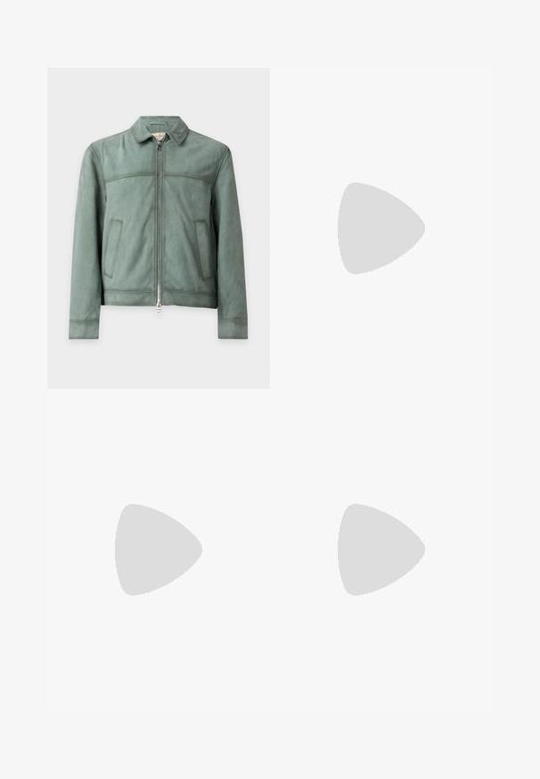 Groene suède jas met rits, kraag en twee voorzakken, weergegeven tegen een effen lichte achtergrond.; Witte polo gemaakt van katoen, met een klassieke kraag, een knoopsluiting met drie knopen en een subtiel geborduurd logo op de borst.; Lichtgrijze geplooide nette broek met een knoop- en ritssluiting, lussen voor een riem en rechte pijpen.; Zwarte leren loafers met een gestructureerde afwerking, voorzien van een decoratieve voorstrik en een afgeronde neus. Rubberzool voor duurzaamheid.