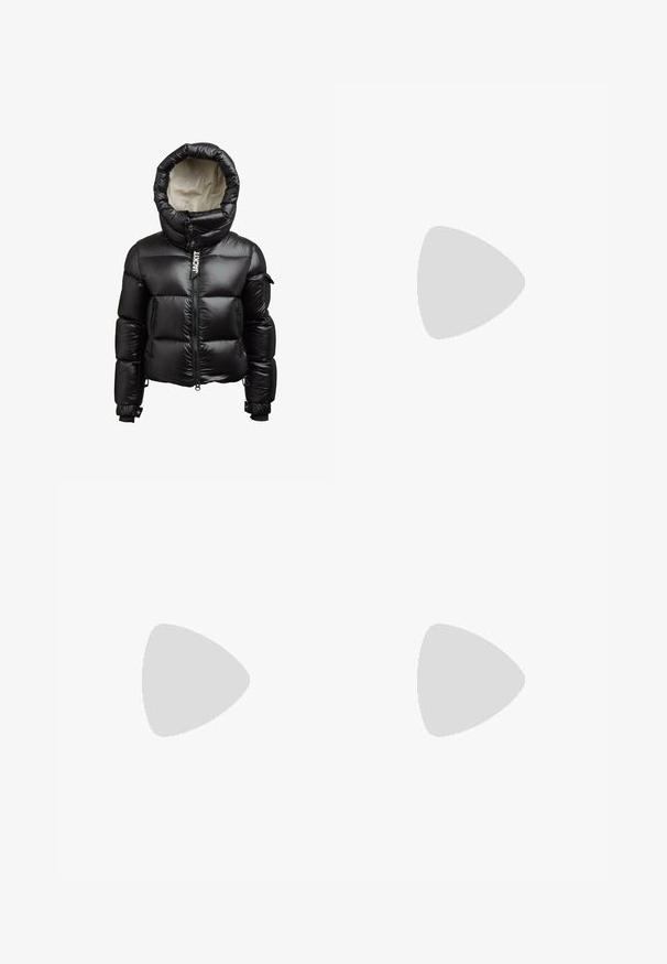 Sort, blank pufferjakke med stor hætte, frontlynlås, sidelommer, en lille lomme på venstre ærme og "JACKIT" lynlåsgreb.; My Essential Wardrobe MWSILLE HACE - Skjortebluser - black; Sorte vide bens cropped bukser med bæltestropper og forreste plisseringer, lavet af et glat stof for et skræddersyet udseende.; Anna Field Snørestøvletter - black