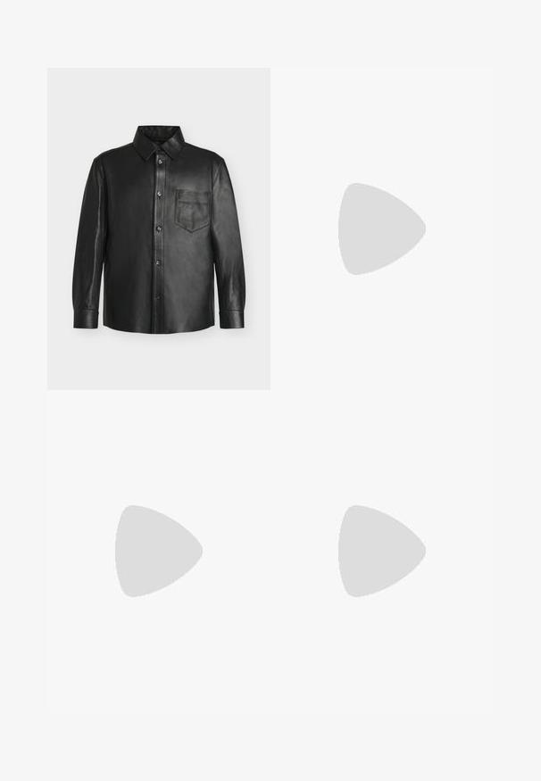 Zwart leren overhemd met lange mouwen, knopen, kraag en borstzak met een klein reliëflogo.; Wit T-shirt met korte mouwen en ronde hals met klein "Karl Lagerfeld Jeans" logo rechtsonder aan de voorkant.; Donkerblauwe cargobroek van katoen, met een rechte pijp, zijzakken en een knoopsluiting in de tailleband.; Bruine leren veterschoen voor op een boot met gestikte details en een dikke rubberen zool, gezien vanaf de zijkant.