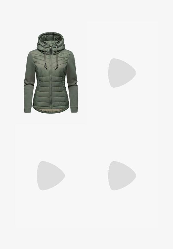 Veste verte matelassée avec capuche, dotée d'une fermeture éclair à l'avant, de surpiqûres en chevron sur la poitrine et de poignets côtelés. Texture douce avec des tissus contrastants.; T-shirt vert olive à manches courtes avec col rond et détail de couture centrale, fabriqué en tissu texturé léger.; Jeans larges en denim gris foncé, présentant un design classique à cinq poches, des coutures décoratives et une fermeture à bouton à la taille.; Baskets montantes en toile noire avec semelle en caoutchouc blanche et lacets blancs, vues de côté sur un fond blanc.
