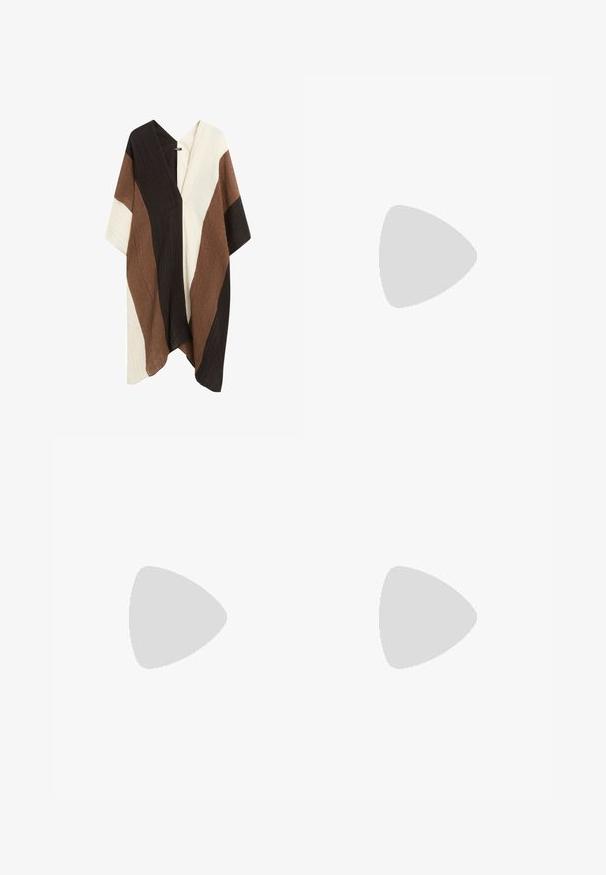 Cardigan ample style kimono avec manches larges en tissu fluide, présentant des blocs de couleurs verticaux en noir, marron et crème.; Pull ample crème avec large encolure bateau et manches longues resserrées aux poignets ajustés.; Pantalon ample en lin beige avec taille élastique et cordon devant, longueur raccourcie, sans poches ni motifs visibles.; Botte en suède beige, hauteur genoux, avec un bout arrondi et une finition texturée. Talon en bois marron, avec un détail de logo subtil près de la cheville.