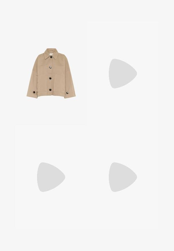 Beige bomuldsjakke med spidse kraver, store forlommer og sorte knapper; har brede ærmer og en afslappet pasform.; Marineblå og hvide stribede kortærmede top med rund hals, lavet af et struktureret stof, med en afslappet pasform og cropet design.; Denim bukser med bred ben og snoreliv, i en mellemblå farve, lige pasform og diskrete sømdetaljer.; Cremefarvede lædersneakers med tre mørke striber, en brun gummisål og en afrundet tå. Har en foldbar tunge mærket "SAMBA."