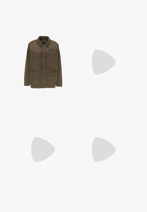 Bruine casual jas met een kraag en drie voorzakken met knopen, getoond op een witte achtergrond.; Beige pullover hoodie met een voorzak in kangoerustijl, geribbelde manchetten en zoom, en subtiele geborduurde tekst op de linkerborst.; Lichtgroene cargobroeken van zacht stof, met zijzakken, elastische manchetten en een koordje in de taille voor een verstelbare pasvorm.; Een paar beige en grijze sportsneakers met een dikke zool, veters aan de voorkant en trek-lussen op een witte achtergrond.