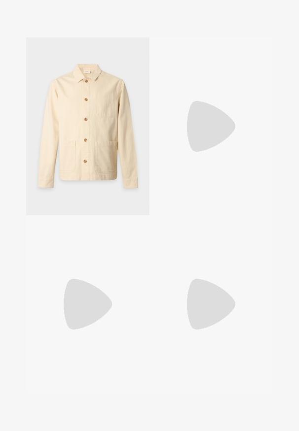 Veste beige crème à manches longues, boutonnée, avec col et trois poches avant sur fond gris clair.; Top sans manches en maille avec des rayures horizontales crème, rouille, vert olive et noir, avec un col rond.; Pantalon beige en tissu lisse, présentant une coupe droite, une fermeture à boutons sur le devant, sans motifs ni accents visibles.; Baskets basses en cuir marron foncé avec lacets sur le devant et semelle en caoutchouc couleur crème, vues de côté extérieur sur fond blanc.