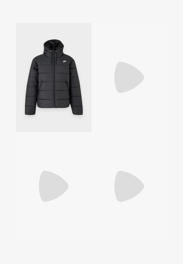 Schwarze, gesteppte Nike Daunenjacke mit Kapuze, Frontreißverschluss, zwei seitlichen Reißverschlusstaschen und weißem Nike-Logo auf der Brust.; Langärmliges schwarzes T-Shirt aus Baumwolle. Hat einen runden Ausschnitt und eine normale Passform. Glatte Textur ohne sichtbare Muster oder Akzente.; Graue Sweatpants aus weichem Stoff mit einem elastischen Bund, schmal zulaufenden Beinen, Seitenpaneelen und einem runden Logo-Patch.; Schwarzer und roter Nike-Sportschuh mit sichtbarer federartiger Sohle, der auf der Kante einer Betonstufe balanciert.