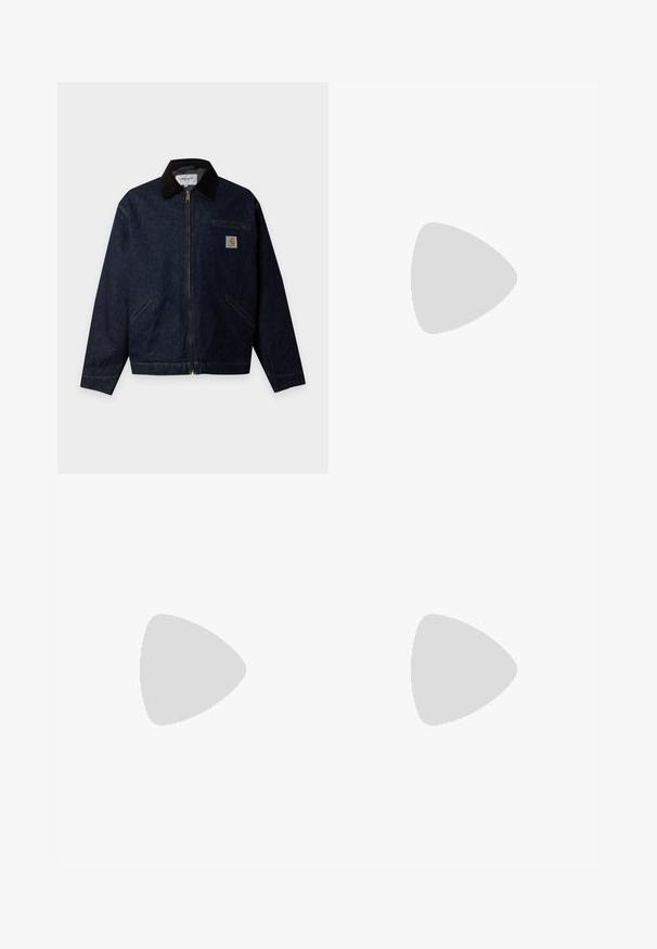 Dunkelblaue Jeansjacke mit schwarzem Kragen, Frontreißverschluss, zwei Seitentaschen, einer Reißverschlusstasche auf der Brust und einem Carhartt-Logoaufnäher.; Langarm-Polohemd aus gestreiftem grauem Stoff. Verfügt über einen Kragen, eine Drei-Knopf-Leiste und dezente schwarze Markenkennzeichnung auf der Brust.; Dunkelblaue Jeans mit geradem Bein, Knopf und Reißverschluss vorne sowie Fünf-Taschen-Design auf neutralem Hintergrund.; Schwarze Wildledersneaker mit weißen Akzenten und einem goldenen Logo. Getragen mit hellblauen Jeans und auf einer strukturierten blauen Oberfläche platziert.