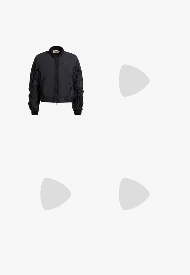 Chaqueta bomber negra con cremallera frontal, mangas fruncidas, puños y dobladillo elásticos, pequeño logo en el pecho y cuello alto.; Top corto blanco de punto acanalado con escote redondo y logo negro bordado en el frente. Corte ajustado al cuerpo para un talle ceñido.; Falda de cuero negra con cintura elástica fruncida y cordón. Presenta una textura suave y un diseño simple y sin adornos.; Zapatillas altas blancas de cuero, con correa de hebilla, puntera redonda, suela gruesa y detalles de costura vertical.