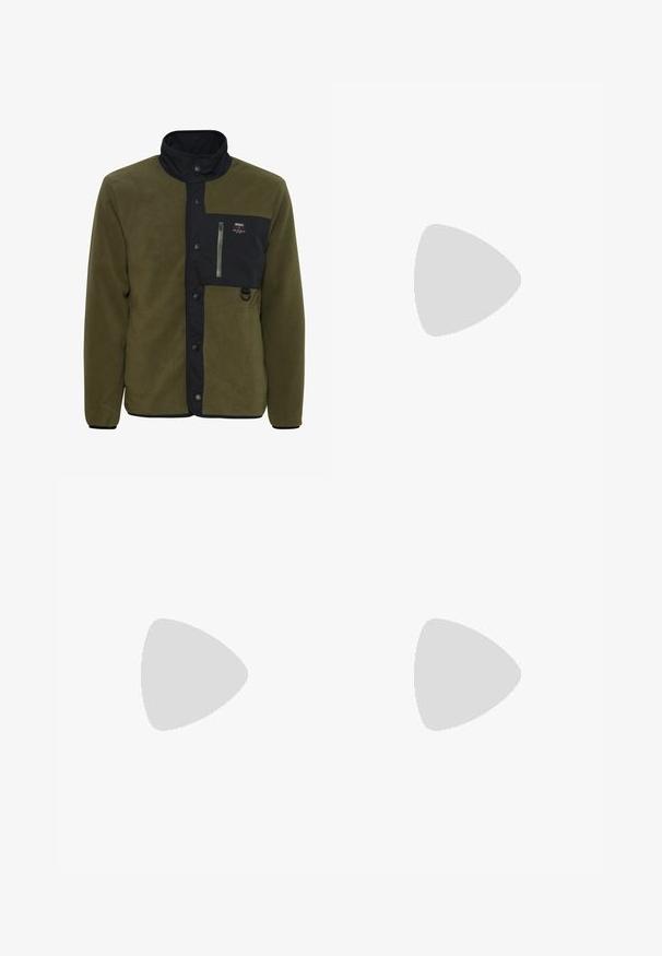 Olivengrønt fleece-jakke med sorte accenter, høj krave, lynlåslomme på brystet og trykknaplukning. Struktureret stof, afslappet design.; Marineblå kortærmet polo-shirt med struktureret strikket mønster, ribkanter ved ærmer og kant samt en spids krave med V-formet hak.; Grå skræddersyede bukser lavet af struktureret stof, med en standard talje med bæltestropper, lynlåsfront og enkelt knappelukning.; Beige canvas espadrille med sorte dekorative detaljer. Flad sål med jute trim, struktureret tå og hælflap i tan læder.