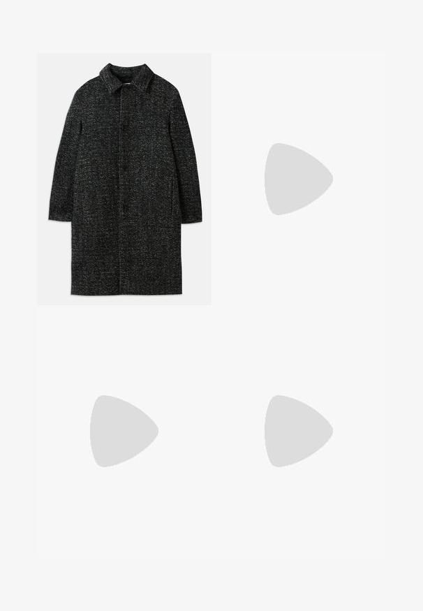 Abrigo largo con cuello hecho de tela texturizada negra y gris, con cinco botones en la parte delantera y bolsillos laterales.; Suéter de punto acanalado en azul marino con un cuello redondo, mangas largas y un corte relajado. Textura suave, diseño minimalista y sin patrones visibles.; Pantalones grises ajustados con un fino estampado de cuadro, diseño de pierna recta y una textura de tela suave. Cuenta con trabillas para cinturón y cierre de cremallera.; Mocasín masculino de cuero negro con tacón bajo y costura estilo mocasín en la puntera, mostrado de lado sobre un fondo liso.