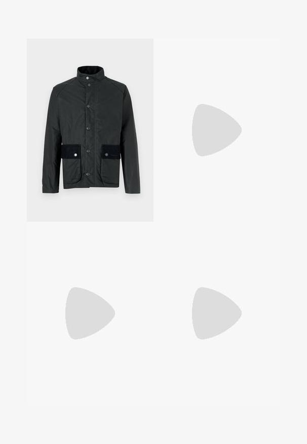 Zwarte jas met een hoge kraag, drukknopen en twee voorzakken met suède accenten. Gemaakt van een mat waterafstotend materiaal.; Lichtblauw overhemd met lange mouwen, een button-down kraag en een enkele borstzak, getoond tegen een neutrale achtergrond.; Blauwe spijkerbroeken met een rechte pasvorm, hoge taille en twee voorkruiszakken. Kenmerkt klassieke stikdetails en een knoopsluiting.; Donkergroene suède schoenen met een gladde textuur, voorzien van een ronde neus, gestikte accenten en een zwarte rubberen zool.