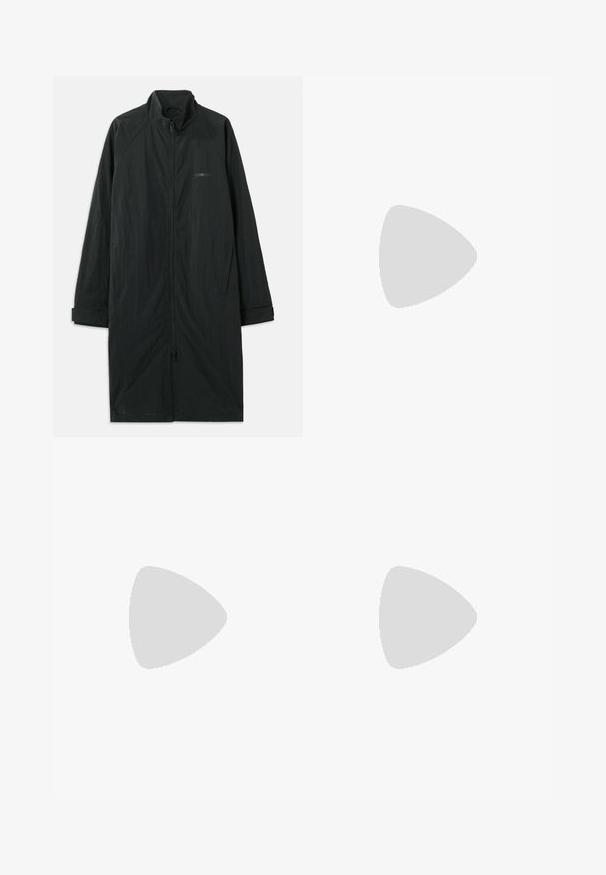 Sort lang frakke med høj krave, der har en fuld frontlynlås og er lavet af let, struktureret stof. Inkluderer ærmer med manchetter og subtil branding.; Sort bomulds t-shirt med korte ærmer, der har blå tekst "BESKYT DIN ENERGI" og et grafisk design på den øverste venstre side.; Brune og tan farveblokkerede bukser med elastisk talje, snor og tekstlogo. Fremstillet af tekstureret stof med en afslappet pasform.; Lavprofil mørkebrune lædersneaker med sort gummisål, snørelukning foran og glat minimalistisk design på lys baggrund.