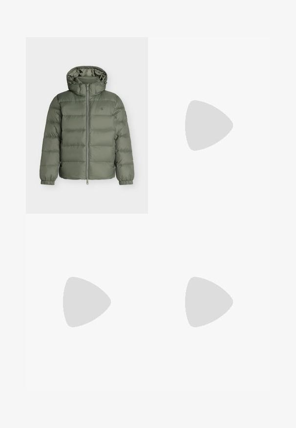 Olivengrøn dunjakke med hætte, fuld lynlås foran, elastiske manchetter og lille logo på venstre bryst og ærme.; Langærmet button-up skjorte i dæmpet grå stof, med to brystlommer, en klassisk krave og tonal knaplukning.; Sorte jeans med lige ben, orange syning, fem lommer, knaplukning og et lille Calvin Klein-mærke på den forreste højre lomme.; Beige ruskindsankelstøvler med sort gummisål, snørelukning og et lille logo præget på siden, med en løftestrop bagpå.