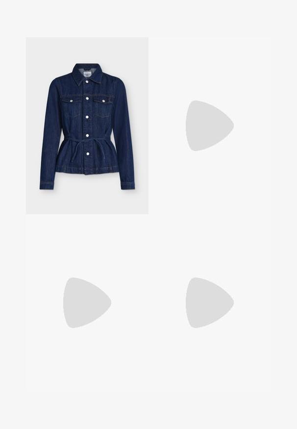 Dunkelblaue Denimjacke mit langen Ärmeln, Vorderknopfleiste, Brusttaschen und einem Taillengürtel zum Binden.; Weiße Bluse mit kurzen Ärmeln, gerafftem Einsatz und Puffärmeln, mit kleinem Stehkragen und einer gebundenen Schleife am Hals.; Hellblaue Jeans mit weitem Bein, elastischem Bund und Kordelzug, Vordertaschen und Gürtelschlaufen.; Schwarze Ledersandale mit einem gedrehten Oberdesign, quadratischer Zehenpartie und einem niedrigen Blockabsatz, ausgestattet mit einer glatten Textur und minimalistischen Stil.