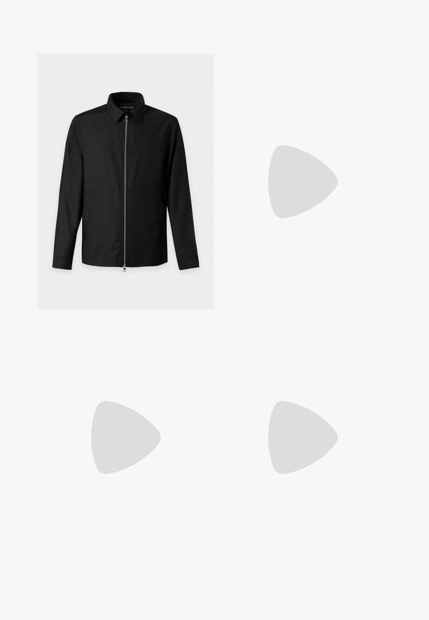 Schwarze legere Jacke mit langen Ärmeln, Kragen und durchgehendem Metallreißverschluss vorne, zwei Seitentaschen und geradem Saum.; Schwarzes Poloshirt aus Baumwolle, mit klassischem Kragen, Dreiknopf-Leiste, kurzen Ärmeln und einem dezenten Logo-Detail auf der Vorderseite.; Schwarze hoch taillierte maßgeschneiderte Hose mit Gürtelschlaufen, vorderen Falten, Knopfverschluss und geraden, weiten Beinen auf hellem Hintergrund.; Weiße Ledersneaker mit glatter Oberfläche, abgerundeter Zehenpartie, flachem Schnürdesign und einer dicken Gummisohle mit strukturiertem Grip-Muster.