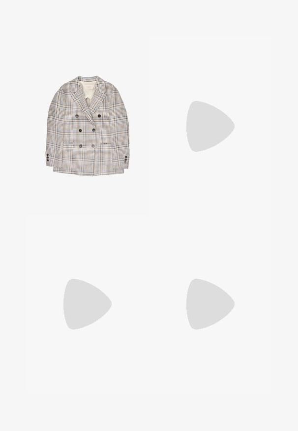 Blazer croisé à motif à carreaux beige, marron et bleu, avec revers crantés, poches avant et six boutons foncés sur le devant et aux poignets.; Blouse en ivoire avec un col à nœud noué, de longues manches bouffantes et une fermeture à boutons sur le devant. Tissu doux et lisse avec un léger éclat.; Jupe midi plissée en beige clair, dotée d'une taille élastique. Le tissu a une surface texturée avec des lignes verticales et un tombé doux.; Chaussure habillée pour homme en cuir marron avec fermeture à lacets et petit talon, vue de côté sur fond blanc.