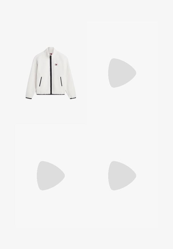 Veste en polaire blanche avec une fermeture éclair noire et des bordures de poche, col montant et petit logo Tommy Jeans sur la poitrine gauche.; Pull beige à col roulé en tricot avec manches longues, poignets et ourlet côtelés, présenté sur un fond blanc uni.; Short en denim blanc avec bouton et fermeture éclair à l'avant, cinq poches et détails de rivets en cuivre, posé à plat sur un fond clair.; Bottine en suède beige avec un bout rond, des détails de couture subtils et une semelle en caoutchouc texturée. Hauteur courte sans lacets.
