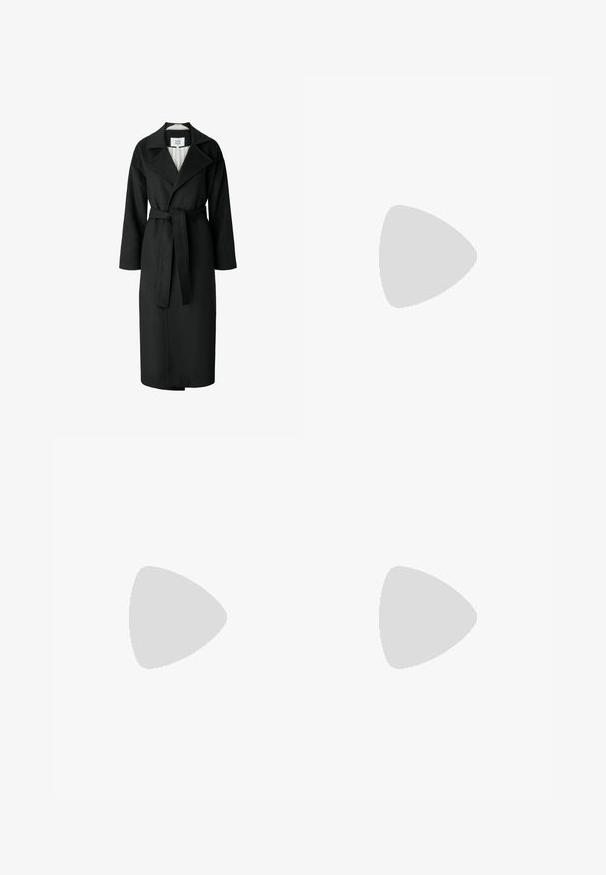 Sort uld trenchcoat med reverskrave, lange ærmer og bælte foran. Har en kontrastfarvet stribet foring.; Sort langærmet top med høj flæsekrave og laceskaber med en bølget mønster, lavet af et glat stof.; Sort lagdelt nederdel lavet af struktureret blonder, med lag, der har en frynset finish og spredte pailletter for ekstra detaljer.; Sort læderstøvle til knæet med tre justerbare sølvspænder og en lav blokhæl på hvid baggrund.