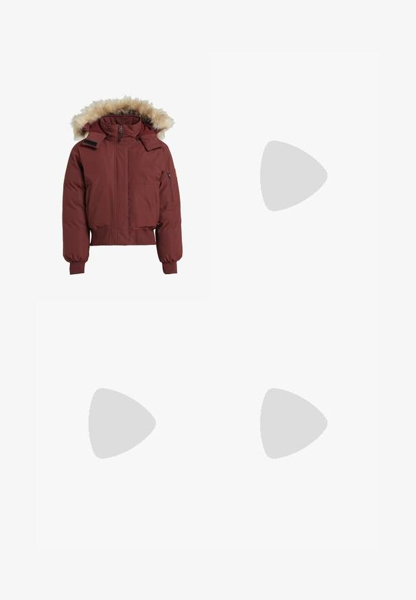 Chaqueta de plumas burdeos con capucha forrada de pelaje sintético, cremallera frontal, bolsillos laterales y puños acanalados. Presenta un diseño recortado y una tela texturizada.; Cárdigan de punto color beige claro con escote en V, patrón de trenzas y cinco botones marrones en la parte delantera. Puños y bajo acanalados.; Vestido de punto acanalado en beige claro, con cuello alto y mangas acampanadas con puños estampados. Silueta ajustada al cuerpo.; Bota marrón con tacón, material texturizado y esponjoso. Presenta punta puntiaguda y tacón cuadrado estrecho. Diseño vertical con caña alta.