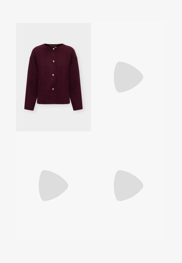 Dunkellila Langarmjacke mit rundem Ausschnitt und vier großen runden goldenen Knöpfen vorne.; Weißes, langärmeliges, geripptes Poloshirt mit fünf Knöpfen und einem umgeschlagenen Kragen vor schlichtem Hintergrund.; Weit geschnittene dunkelblaue Jeans aus Denim mit vorderem Knopf und Taschen, gezeigt vor weißem Hintergrund.; Eine Frau trägt einen braunen Pailletten-Midi-Rock und dunkle, krokodilstrukturiertes Mary-Jane-Absätze und steht auf Marmortreppen.